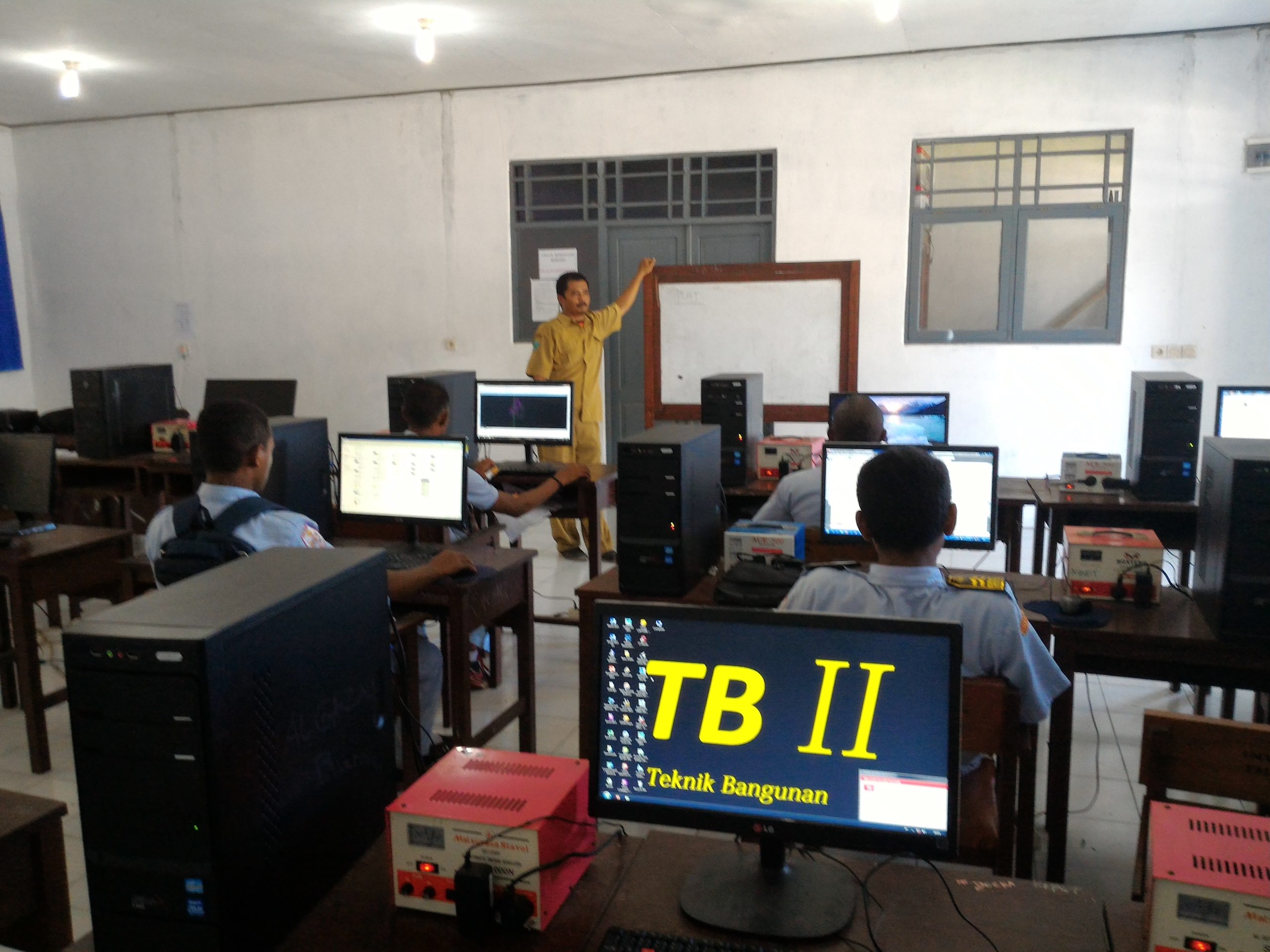 Kegiatan Belajar Di Lab. Komputer